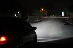 夜间偶遇“远光狗”怎么办？交警：千万别对射，教你一招图片