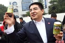 被称为中国第一大善人，捐20亿后“消失”，如今不忘本在家种地图片