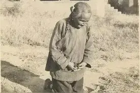 坐桶上生娃，痛到把泥巴墙抠烂，你难以想象老一辈女性的痛苦图片