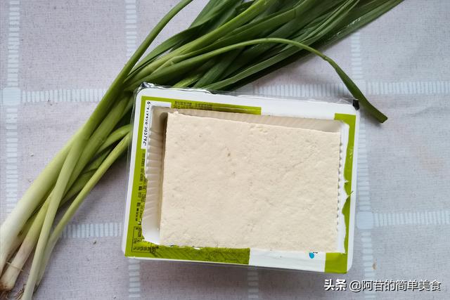 又香又滑又嫩的青蒜苗炒豆腐，做法特别简单，却很适合做下饭菜