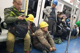 农民工坐地铁被嫌脏，乘客：弄脏了你赔不起！5岁男孩一句话解围图片