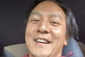 45岁吴彦祖帅样崩坏？近照曝光疑显秃头，被网友嘲是“油腻大叔”图片