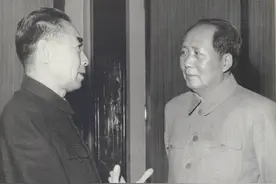 1975年，周总理和毛主席身患重病，主席问总理：江山靠谁守？图片