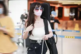 赖美云的微胖身材绝了，穿一字领上衣配短裤走机场，有肉又有曲线图片