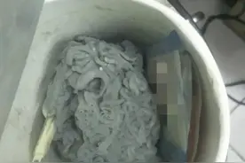 德阳某超市保质期内的方便面竟然霉变了！！！食品安全不可小觑图片