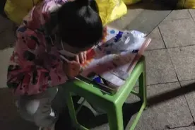 暖新闻丨破防了！在核酸检测采样点，小姑娘的暖心举动让人泪目图片
