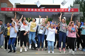 江苏徐州：考生结束高考 家人送上鲜花图片