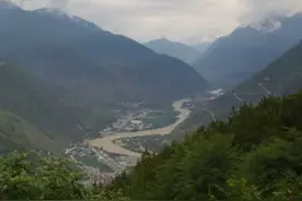 西藏自由行之三：318国道上的“老虎嘴”，二郎山隧道，磨西镇。图片