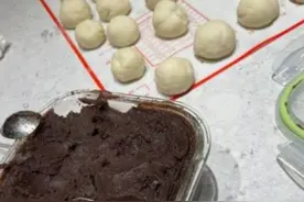 昆凌为孩子做饭，素颜出镜皮肤超好，周杰伦家豪华厨房意外曝光图片