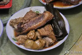 山东济宁小店十几年卖一道菜，1块肉足足有2两6，天天人满为患图片