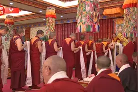 十一世班禅接受“拓然巴”高级学衔获得者集体朝拜图片