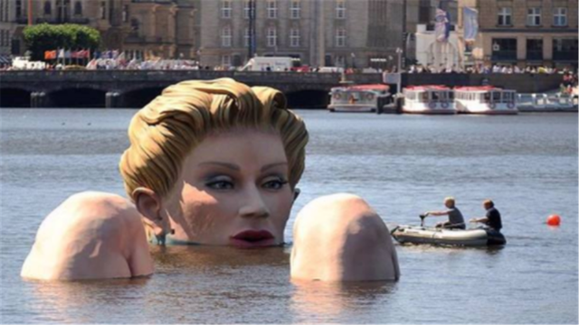 世界最"污"的雕像,美女半躺在河中,夜晚却吓哭小孩