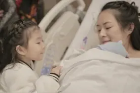 章子怡罕现身，谈女儿几度哽咽落泪不止，拼命给她接受最好的教育图片