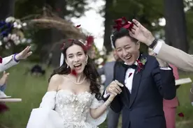 韩庚谈妻子：幸亏当年的“绅士一扶”，也感谢吴京的撮合图片