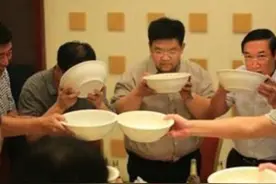 南方人去北方喝酒，还没开始就喝趴下了，浅谈南北方酒文化差异图片