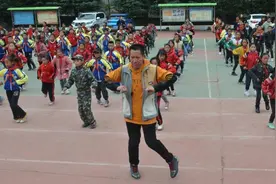 “鬼步舞”也可以当课间操？专家解答→图片