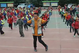 “鬼步舞”也可以当课间操？专家解答→图片