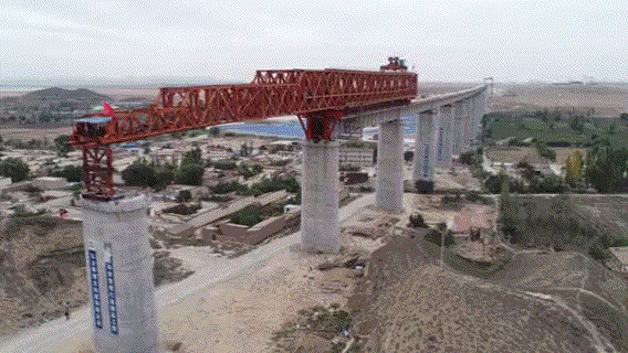 全国目前跨度最大的节段拼装梁成功架设图片