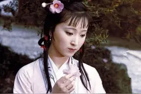 林黛玉体弱多病，为何贾琏送她回家一年，她竟变超逸了？图片