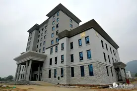 自治区高院副院长林玉棠率调研组视察罗城法院新审判法庭图片