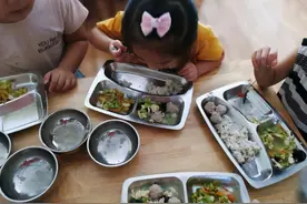 幼儿园老师群里误发午餐照，没来得及撤回，家长：必须给个说法图片