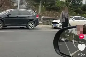 奇葩！女子拍路人谎称是“奔现”男网友，男方媳妇看到视频后吵翻了图片