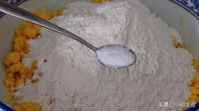 开水烙玉米面饼，一次烙15张，又薄又软不用油，低脂营养又好吃
