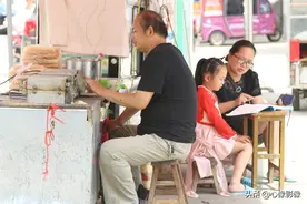 小女孩每天趴小摊前写作业，聚精会神不受喧闹干扰，原因让人唏嘘图片