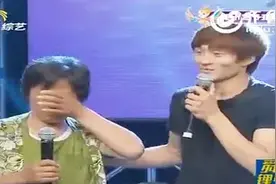 农村小伙苦练杂技多年，登台表演全场尖叫声不断，母亲哭着上台图片