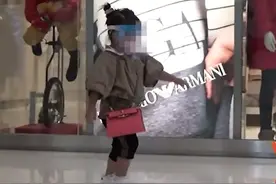 何超盈两岁女儿罕曝光，外出逛街发脾气，获三保姆一保镖贴身照顾图片