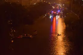 昨夜海淀暴雨两人遇难，目击者：水位最高时淹过车顶，人被救上来时状态很不好图片