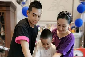 赵文卓一家为儿子庆生，父子共用一张脸，13岁女儿腿长170已超妈图片