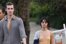 萌德卡妹恋爱后惨变油腻？卡妹穿着大胆惹争议，萌德追爱过程感人图片