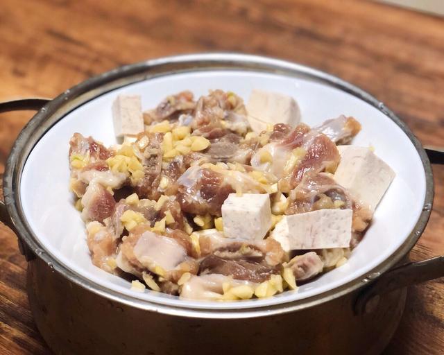 上海妈妈教你“香芋蒸排骨”家常做法，芋头绵软，排骨鲜嫩