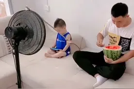 “懒”爸爸带娃吃西瓜走红，竟让电风扇代为操作，懒出了新境界图片