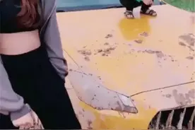 106万玛莎拉蒂陷泥地，女车主很淡定，现场还让孩子在车上玩泥巴图片