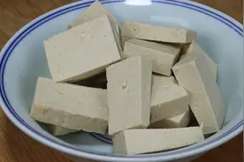 把豆腐切成块，淋入2个鸡蛋，天天吃都不腻，挑食的人都爱吃图片