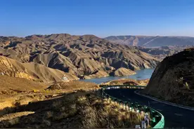 被誉为中国的科罗拉多，悬崖峭壁间的龙羊峡，创造了多个世界之最图片