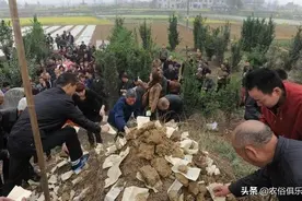 为何农村出殡、过桥过岔路都要撒纸钱？撇开传统观念，和经济有关图片