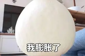 表情包：偷偷护肤卷死你们图片