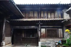 云南深山有座古宅，建房用了3.6斤黄金，36间房只住着一位老人图片