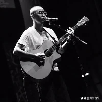 他是乐坛最特别的作词人，只有两根手指能动，却让20万人都哭了