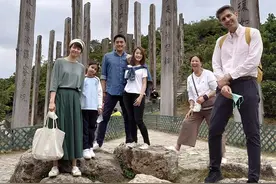45岁梁咏琪罕晒全家福，老公身材高挑是富商，混血女儿五官超精致图片