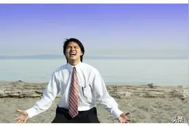 离家十年，他开豪车回家炫耀财富，可父亲却说：你是村里最穷的图片