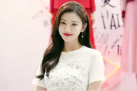 想不到景甜也这么有料，白T恤配红裙穿出曲线感，这身材也太吸睛图片