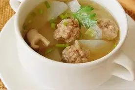 美食分享：牛肉丸子萝卜汤、虾仁洋葱炒饭、煎米饼的简单做法图片