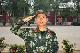 妈妈，让我为您敬个军礼图片