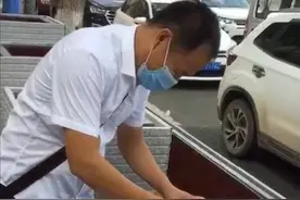 温情一幕！父亲在学校门口为女儿改制床垫图片