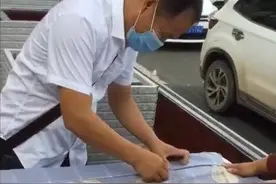 温情一幕！父亲在学校门口为女儿改制床垫图片
