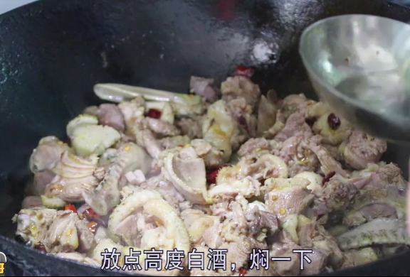 湖南“血酱鸭”最正宗的做法，香辣可口，看着食欲大增，你敢吃吗